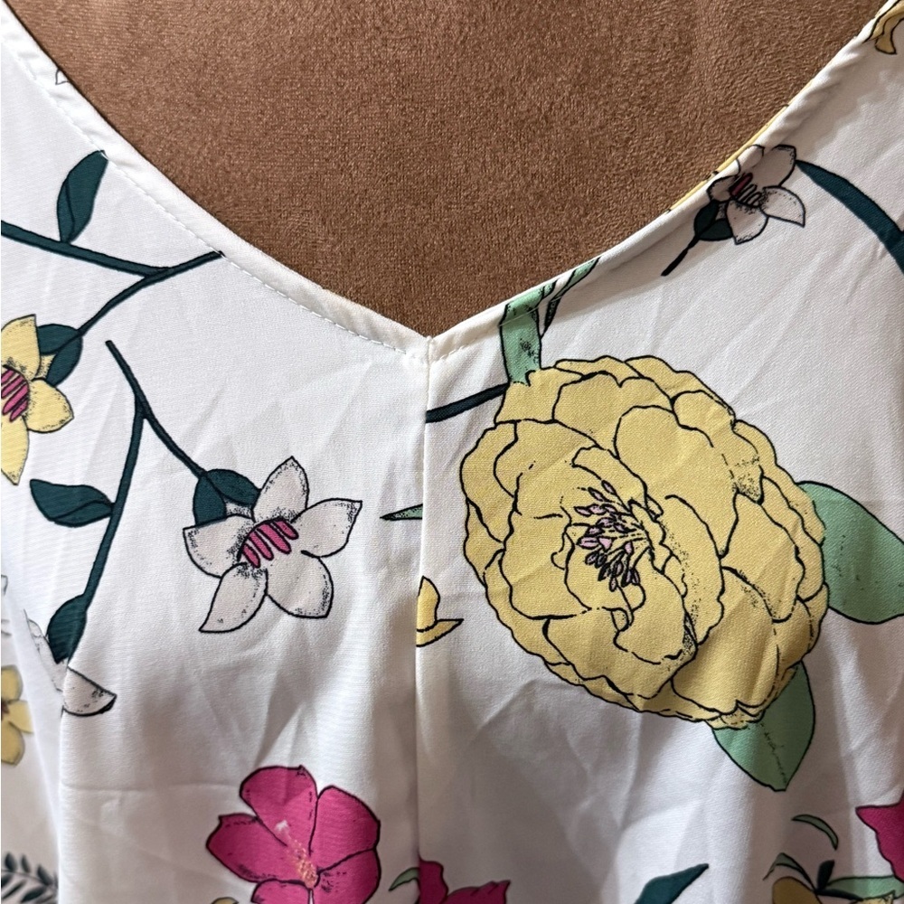 Chic Floral V-Neck Blouse 1X - Picture 2 of 5